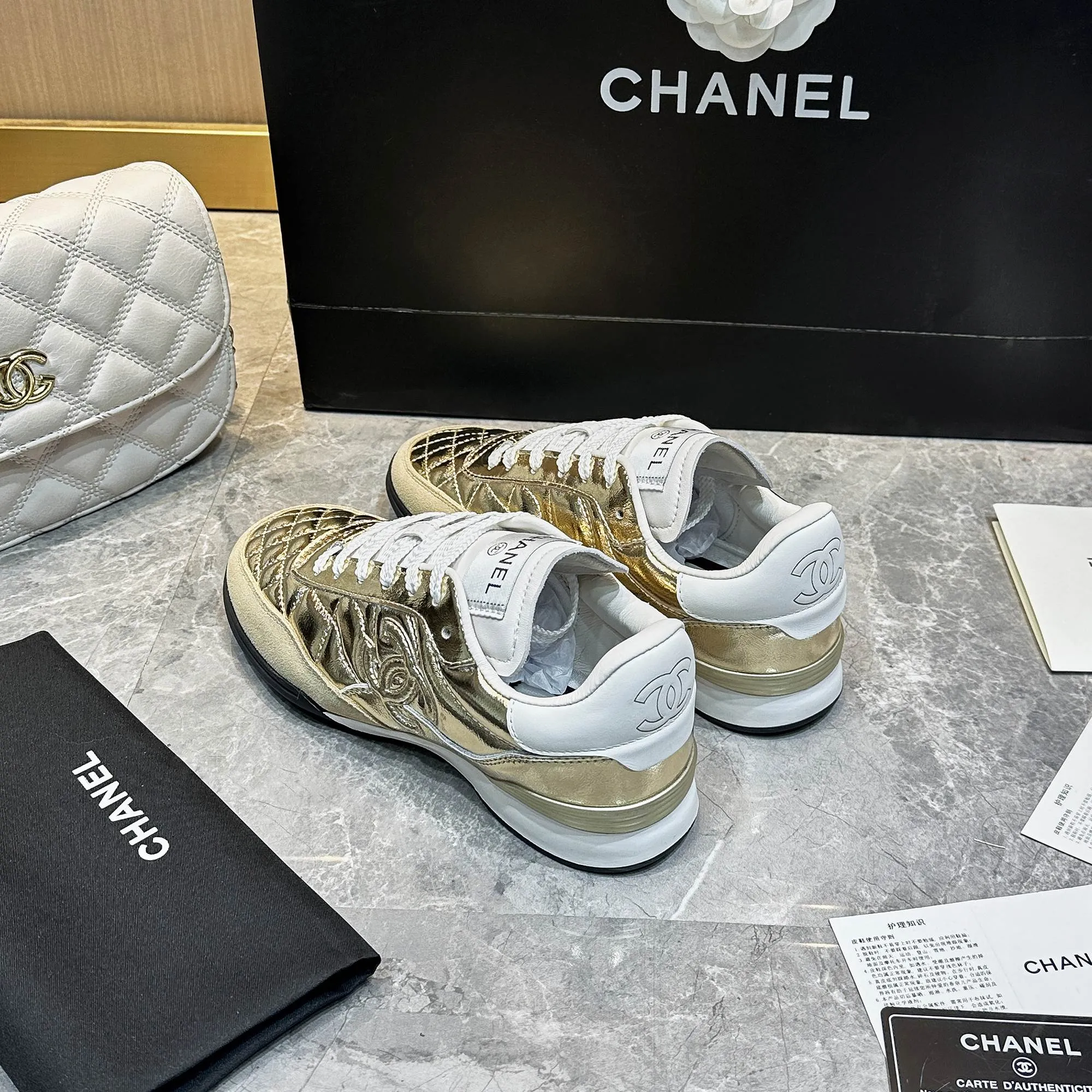 👟👟Ex-factory price 560👟👟 Chanel Chanel - 2024 counter top casual sports shoes This classic design; the upper is electro-embroidered with a variety of techniques; the outsole is fashionable and sporty; it is unusual to incorporate a variety of color matching elements... The diversified mix and match is very beautiful and versatile, casual, fashionable, sports and outdoor can be taken into account... ꫛꫀꪝ Go➫ Material: ❶Upper is made of: Original imported mixed-breed sheep ❷Inside made of: original imported breathable sheepskin ❸Outsole based on: original TPU outsole Full set of boutique packaging for women 35–41